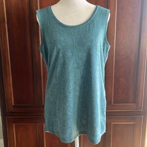 Simply Vera Vera Wang Top. Sleeveless, Raised Floral Stitch in Relaxed-Fit.